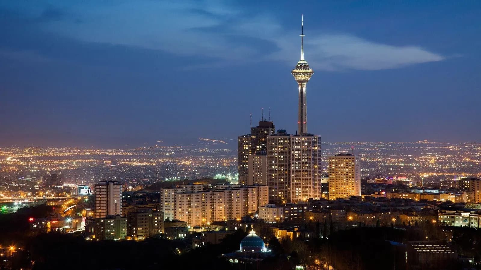 خطوط انتقال برق فشار قوی در غروب آفتاب